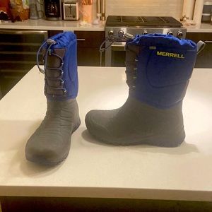 BOYS MERRELL SNOW BOATS NEVER WORN